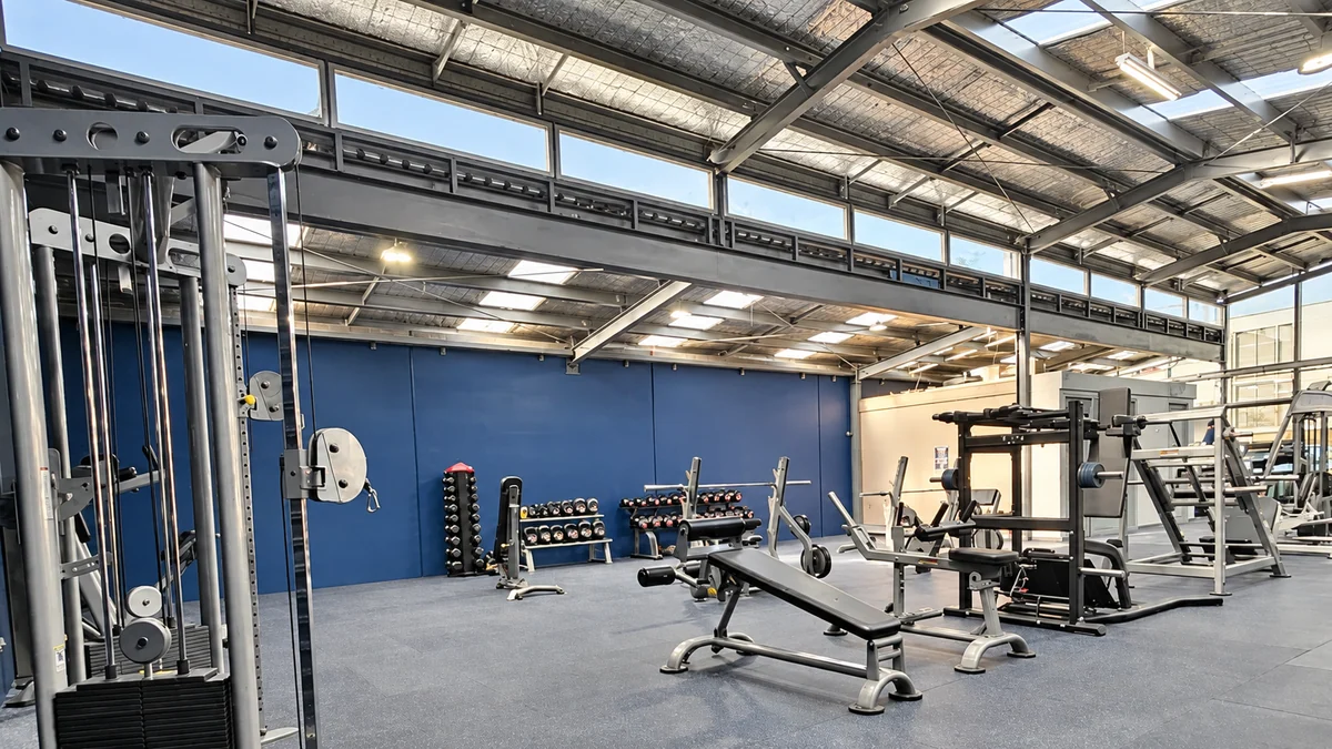 Cable machines and open training floor at Top Gym Coburg
