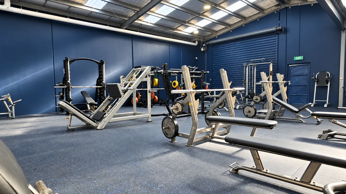 Strength machines and benches at Top Gym Coburg
