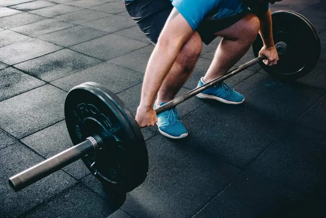 An athlete performing a CrossFit workout in an Australian gym, reflecting how gym culture in Australia has evolved through inclusivity, wellness, and modern fitness trends.